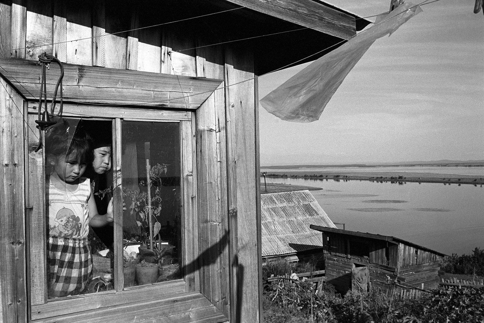 série Peuples de Sibérie, Fenêtre sur le fleuve à Nergen, 1997